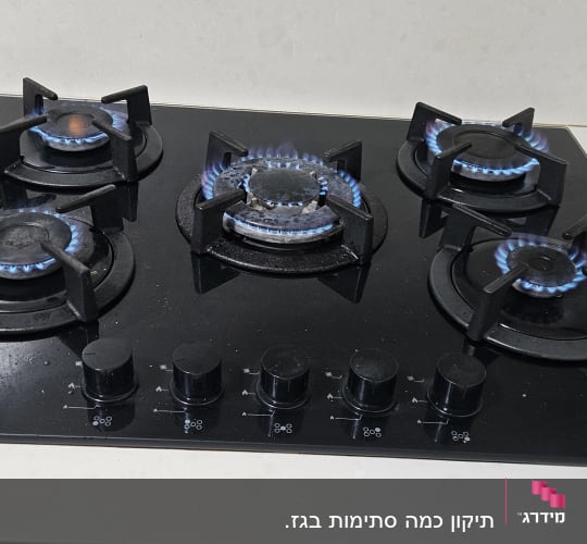 כיריים גז עם להבות כחולות במטבח